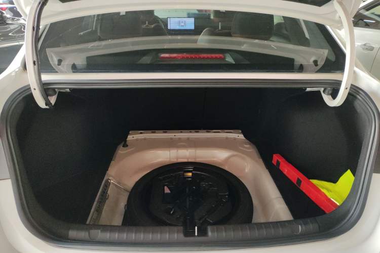 Used Geely Auto Emgrand 2025 4th Generation 1.5L CVT Flagship Version Trunk