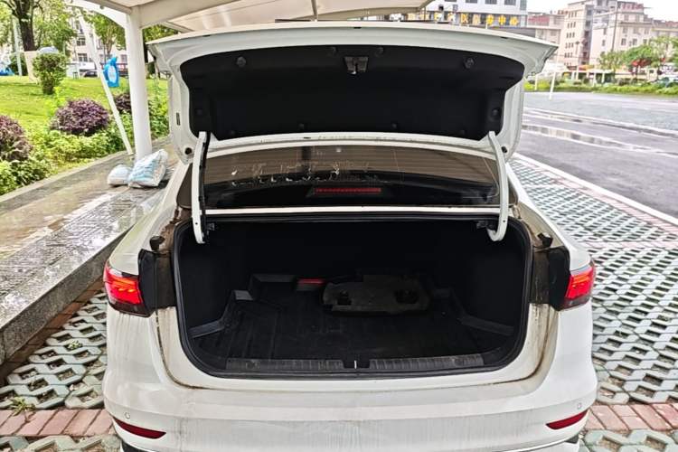 Used Geely Auto Emgrand 2025 4th Generation 1.5L CVT Flagship Version Trunk