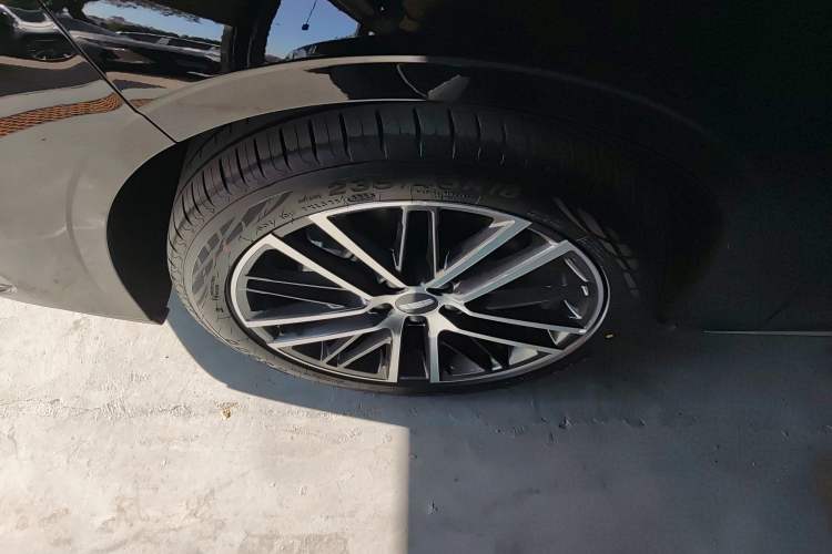 Used Geely Auto Emgrand 2026 Model 5th Generation 1.5T DCT Flagship Edition Exterior 1