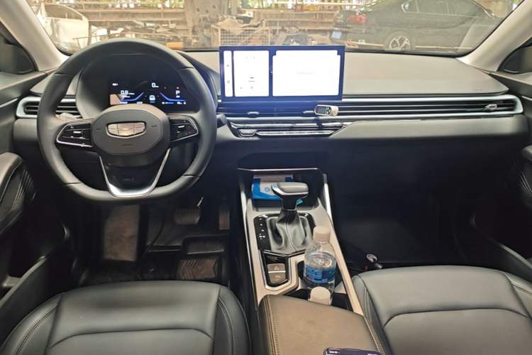 Used Geely Auto Emgrand 2026 Model 4th Generation 4 Millionth Anniversary Edition 1.5L CVT Overdrive Edition Center Console