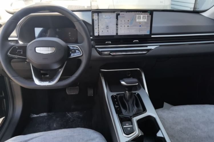 Used Geely Auto Emgrand 2026 Model 4th Generation 4 Millionth Anniversary Edition 1.5L CVT Overdrive Edition Center Console