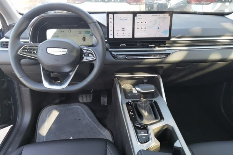 Used Geely Auto Emgrand 2026 Model 4th Generation 4 Millionth Anniversary Edition 1.5L CVT Feiyue Edition Center Console