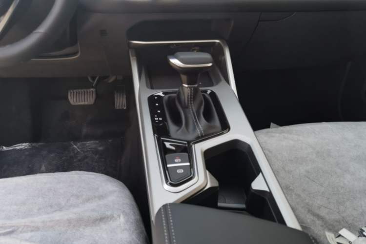 Used Geely Auto Emgrand 2026 Model 4th Generation 4 Millionth Anniversary Edition 1.5L CVT Overdrive Edition Gear Lever