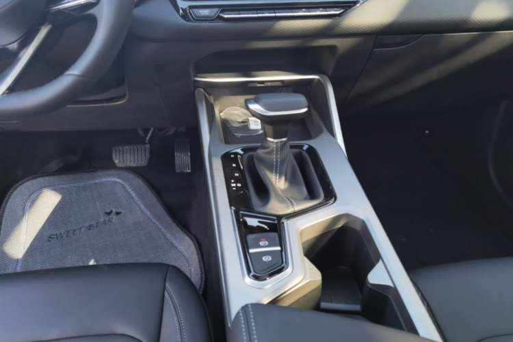 Used Geely Auto Emgrand 2026 Model 4th Generation 4 Millionth Anniversary Edition 1.5L CVT Feiyue Edition Gear Lever