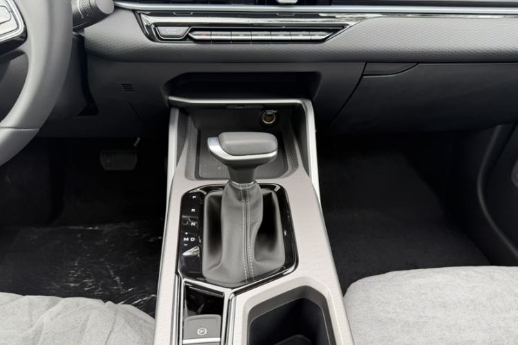 Used Geely Auto Emgrand 2026 Model 4th Generation 4 Millionth Anniversary Edition 1.5L CVT Feiyue Edition Interior 1