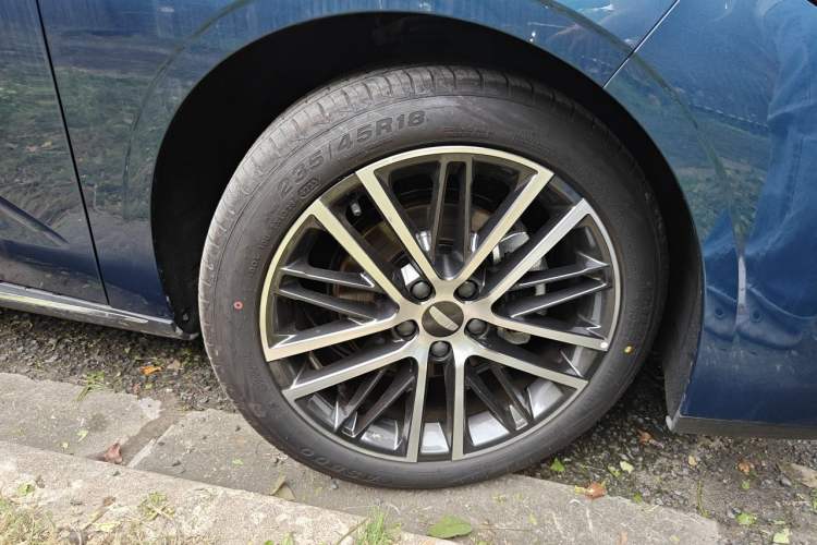 Used Geely Auto Emgrand 2026 Model 5th Generation 1.5T DCT Flagship Edition Right Front Wheel Hub