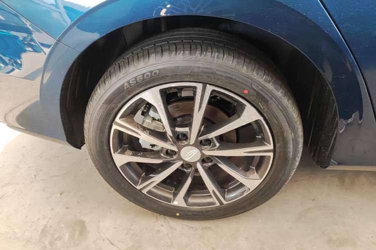 Used Geely Auto Emgrand 2026 Model 4th Generation 4 Millionth Anniversary Edition 1.5L CVT Feiyue Edition Right Rear Wheel Hub