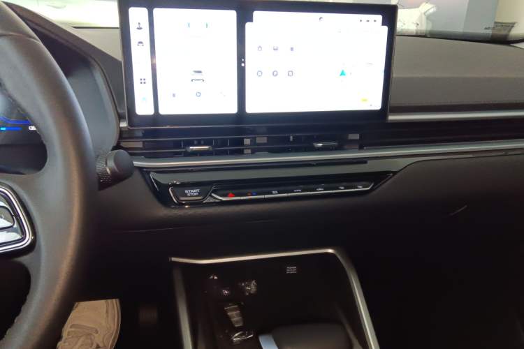 Used Geely Auto Emgrand 2026 Model 4th Generation 4 Millionth Anniversary Edition 1.5L CVT Overdrive Edition Audio And AC Panel