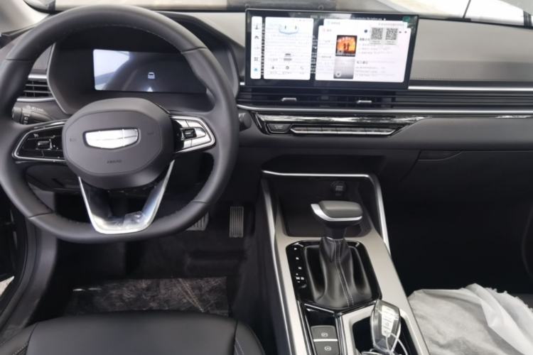 Used Geely Auto Emgrand 2026 Model 4th Generation 4 Millionth Anniversary Edition 1.5L CVT Overdrive Edition Center Console