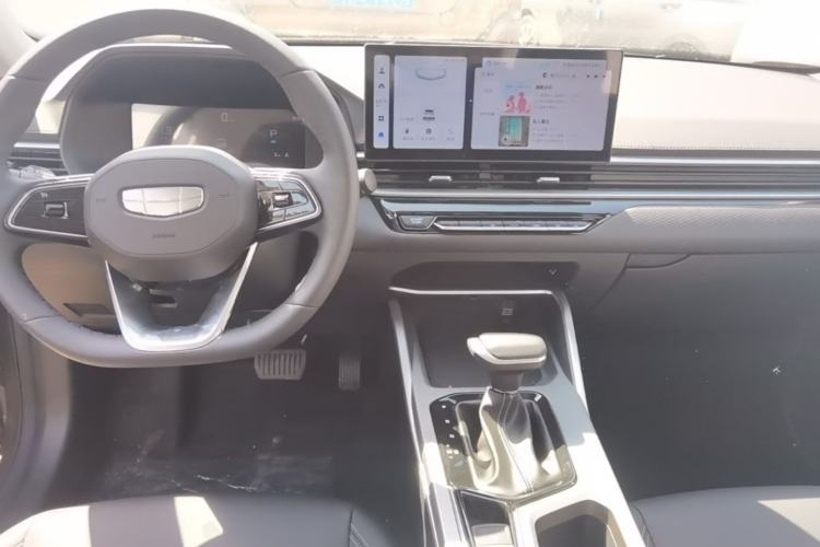 Used Geely Auto Emgrand 2026 Model 4th Generation 4 Millionth Anniversary Edition 1.5L CVT Overdrive Edition Center Console