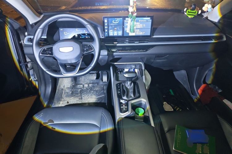 Used Geely Auto Emgrand 2026 Model 4th Generation 4 Millionth Anniversary Edition 1.5L CVT Overdrive Edition Center Console
