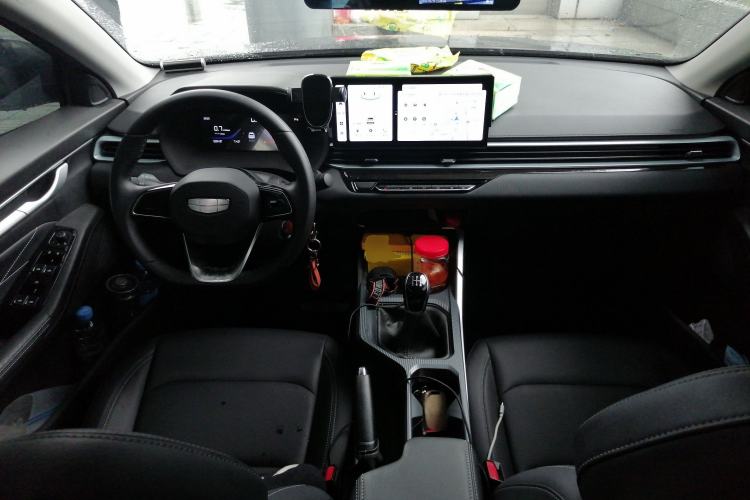 Used Geely Auto Emgrand 2026 Model 4th Generation 4 Millionth Anniversary Edition 1.5L Manual Overdrive Edition Center Console