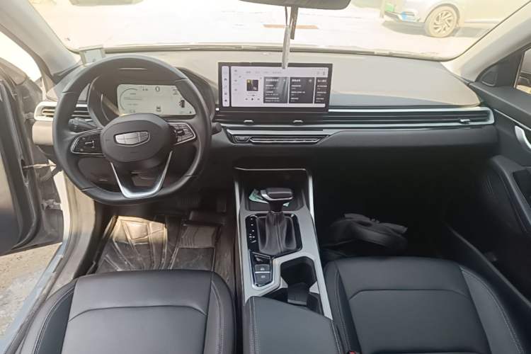 Used Geely Auto Emgrand 2026 Model 4th Generation 4 Millionth Anniversary Edition 1.5L CVT Excellence Edition Center Console