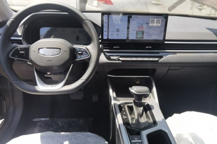 Used Geely Auto Emgrand 2026 Model 4th Generation 4 Millionth Anniversary Edition 1.5L CVT Feiyue Edition Center Console