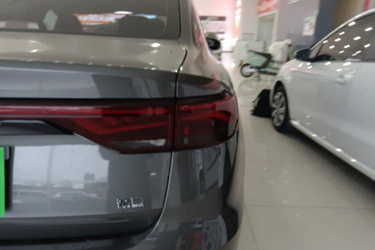 Used Geely Auto Emgrand 2026 Model 4th Generation 4 Millionth Anniversary Edition 1.5L CVT Overdrive Edition Exterior 3