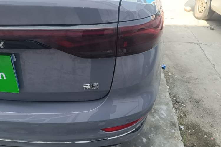 Used Geely Auto Emgrand 2026 Model 4th Generation 4 Millionth Anniversary Edition 1.5L CVT Excellence Edition Exterior 3