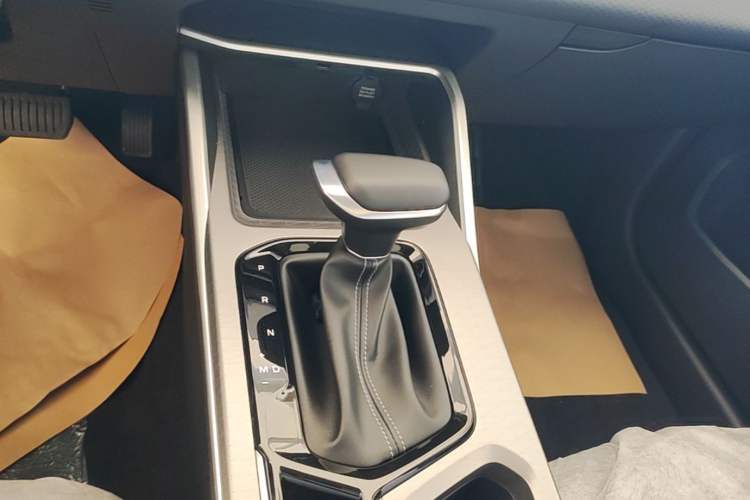 Used Geely Auto Emgrand 2026 Model 4th Generation 4 Millionth Anniversary Edition 1.5L CVT Feiyue Edition Gear Lever