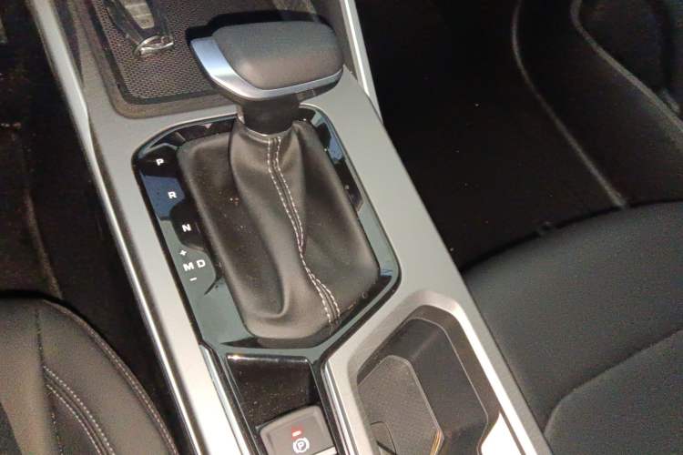 Used Geely Auto Emgrand 2026 Model 4th Generation 4 Millionth Anniversary Edition 1.5L CVT Overdrive Edition Gear Lever