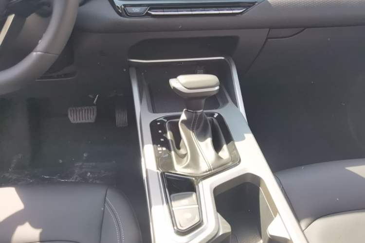 Used Geely Auto Emgrand 2026 Model 4th Generation 4 Millionth Anniversary Edition 1.5L CVT Overdrive Edition Gear Lever