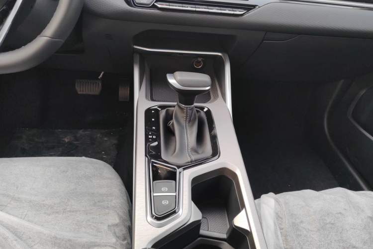 Used Geely Auto Emgrand 2026 Model 4th Generation 4 Millionth Anniversary Edition 1.5L CVT Feiyue Edition Gear Lever