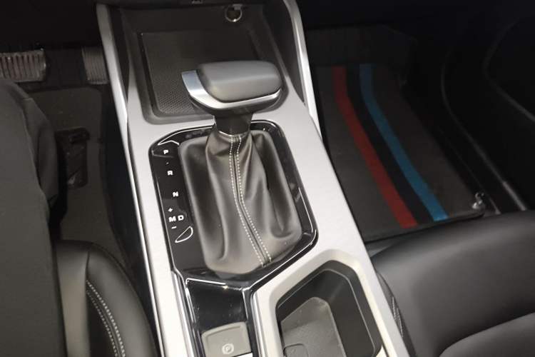 Used Geely Auto Emgrand 2026 Model 4th Generation 4 Millionth Anniversary Edition 1.5L CVT Overdrive Edition Gear Lever