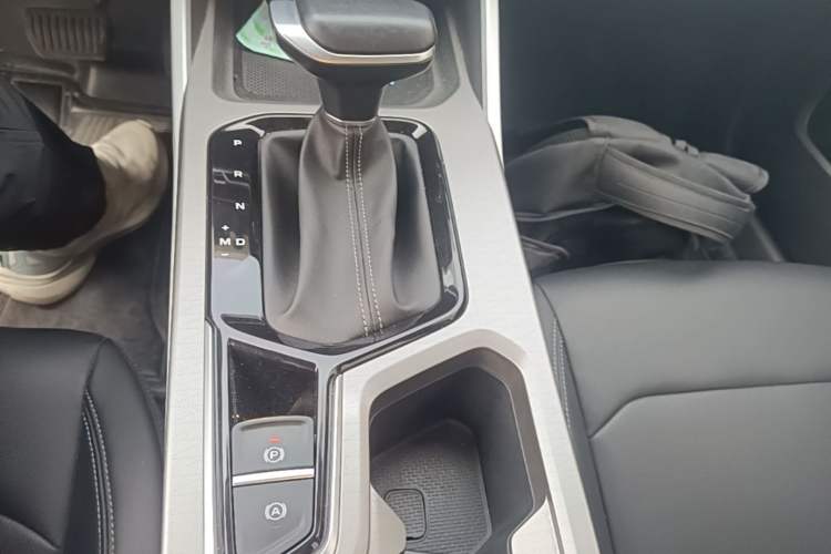 Used Geely Auto Emgrand 2026 Model 4th Generation 4 Millionth Anniversary Edition 1.5L CVT Excellence Edition Gear Lever