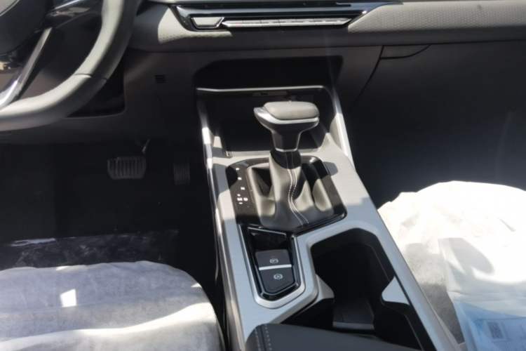 Used Geely Auto Emgrand 2026 Model 4th Generation 4 Millionth Anniversary Edition 1.5L CVT Feiyue Edition Gear Lever