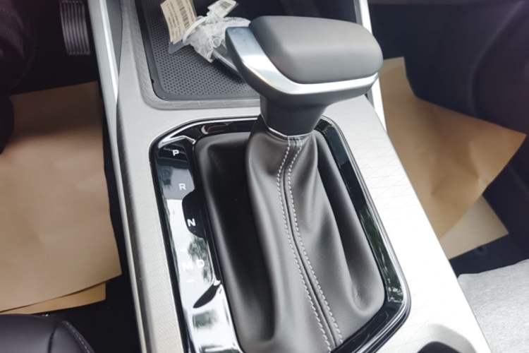 Used Geely Auto Emgrand 2026 Model 4th Generation 4 Millionth Anniversary Edition 1.5L CVT Feiyue Edition Gear Lever