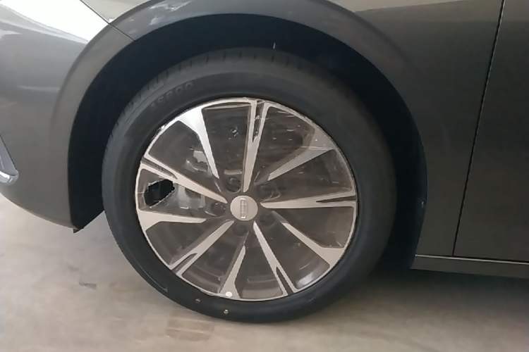 Used Geely Auto Emgrand 2026 Model 4th Generation 4 Millionth Anniversary Edition 1.5L CVT Feiyue Edition Left Front Wheel Hub