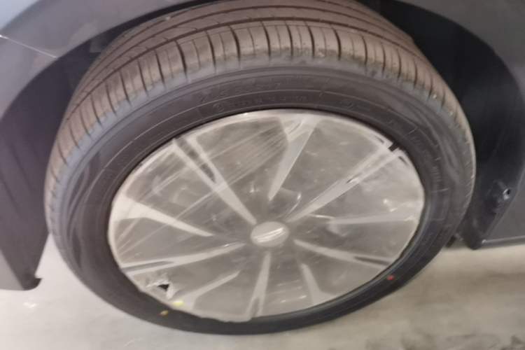 Used Geely Auto Emgrand 2026 Model 4th Generation 4 Millionth Anniversary Edition 1.5L CVT Feiyue Edition Left Front Wheel Hub
