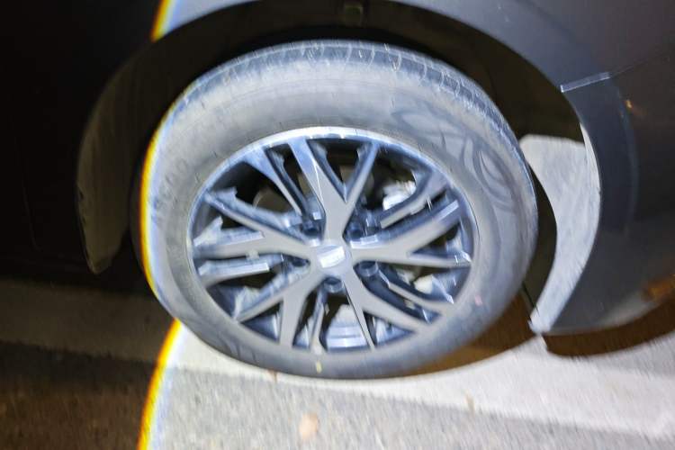 Used Geely Auto Emgrand 2026 Model 4th Generation 4 Millionth Anniversary Edition 1.5L CVT Overdrive Edition Right Front Wheel Hub