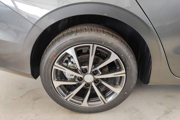 Used Geely Auto Emgrand 2026 Model 4th Generation 4 Millionth Anniversary Edition 1.5L CVT Feiyue Edition Right Rear Wheel Hub