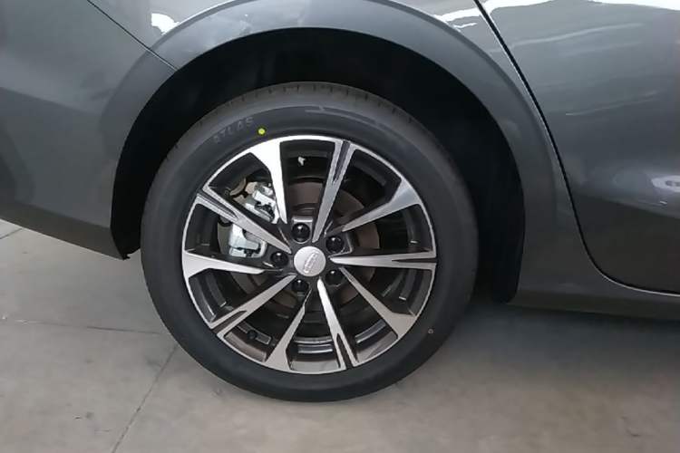 Used Geely Auto Emgrand 2026 Model 4th Generation 4 Millionth Anniversary Edition 1.5L CVT Feiyue Edition Right Rear Wheel Hub