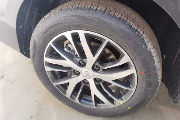 Used Geely Auto Emgrand 2026 Model 4th Generation 4 Millionth Anniversary Edition 1.5L CVT Overdrive Edition Right Rear Wheel Hub