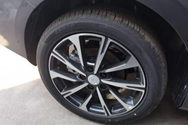 Used Geely Auto Emgrand 2026 Model 4th Generation 4 Millionth Anniversary Edition 1.5L CVT Feiyue Edition Right Rear Wheel Hub