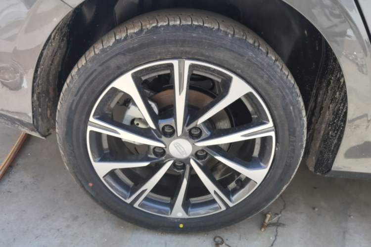 Used Geely Auto Emgrand 2026 Model 4th Generation 4 Millionth Anniversary Edition 1.5L CVT Feiyue Edition Right Rear Wheel Hub