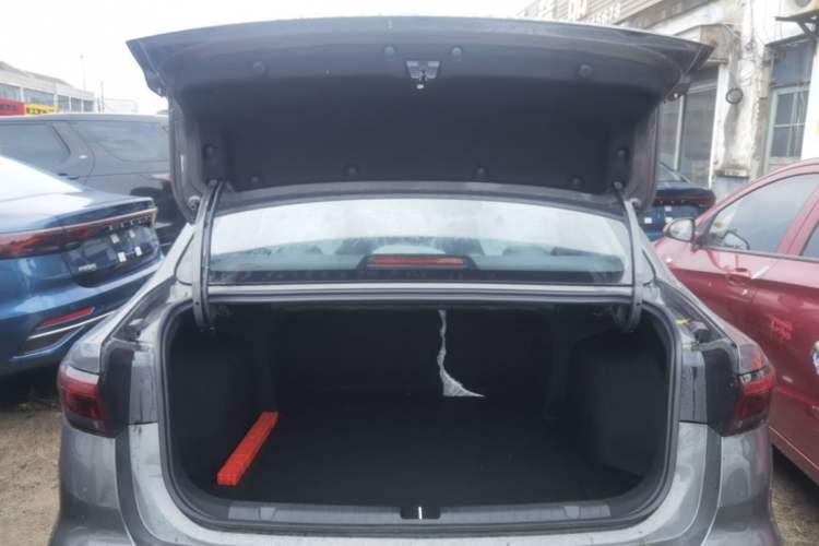 Used Geely Auto Emgrand 2026 Model 4th Generation 4 Millionth Anniversary Edition 1.5L CVT Feiyue Edition Trunk