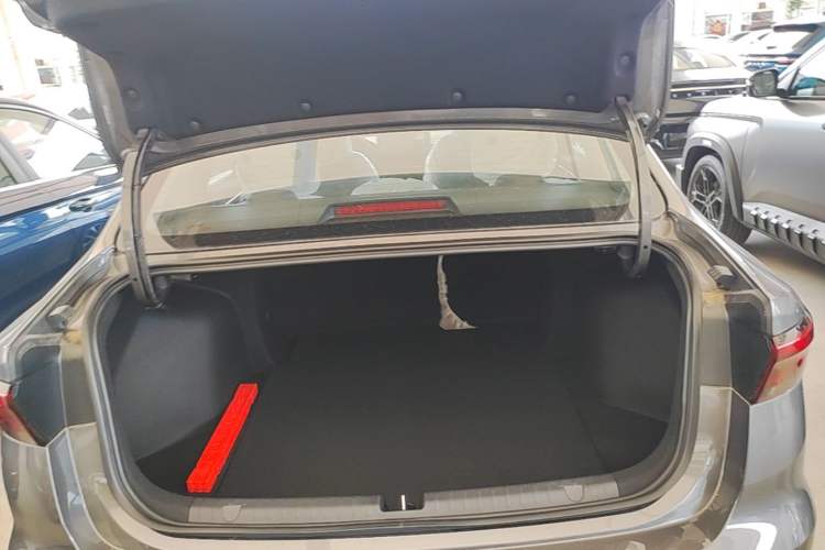 Used Geely Auto Emgrand 2026 Model 4th Generation 4 Millionth Anniversary Edition 1.5L CVT Feiyue Edition Trunk