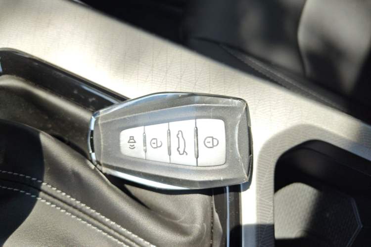 Used Geely Auto Emgrand 2026 Model 4th Generation 4 Millionth Anniversary Edition 1.5L CVT Feiyue Edition Vehicle Key