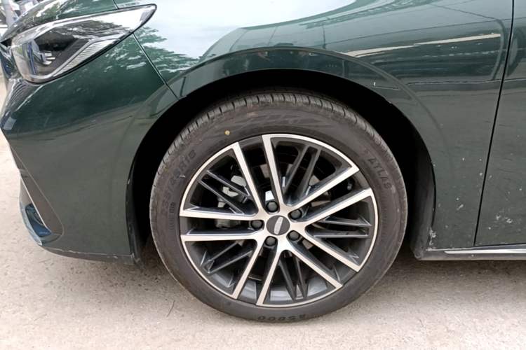 Used Geely Auto Emgrand 2026 Model 5th Generation 1.5T DCT Flagship Edition Exterior 4