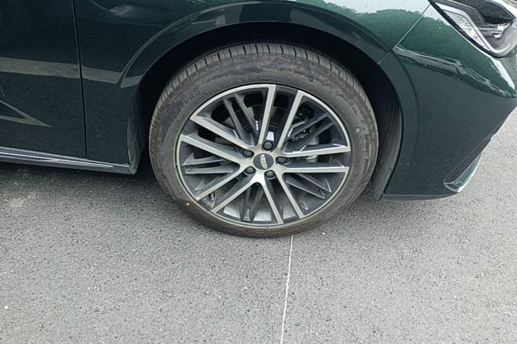 Used Geely Auto Emgrand 2026 Model 5th Generation 1.5T DCT Flagship Edition Right Front Wheel Hub