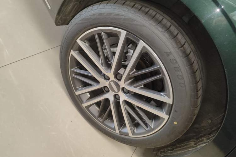 Used Geely Auto Emgrand 2026 Model 5th Generation 1.5T DCT Flagship Edition Right Rear Wheel Hub