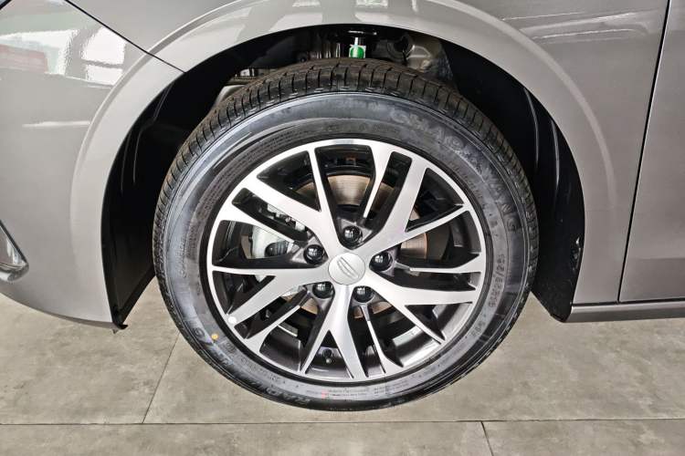 Used Geely Auto Emgrand 2026 Model 4th Generation 4 Millionth Anniversary Edition 1.5L CVT Overdrive Edition Exterior 7