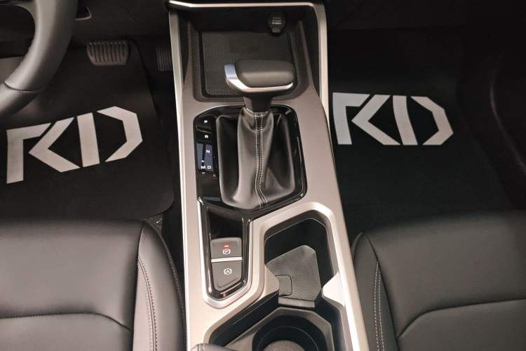 Used Geely Auto Emgrand 2026 Model 4th Generation 4 Millionth Anniversary Edition 1.5L CVT Overdrive Edition Gear Lever
