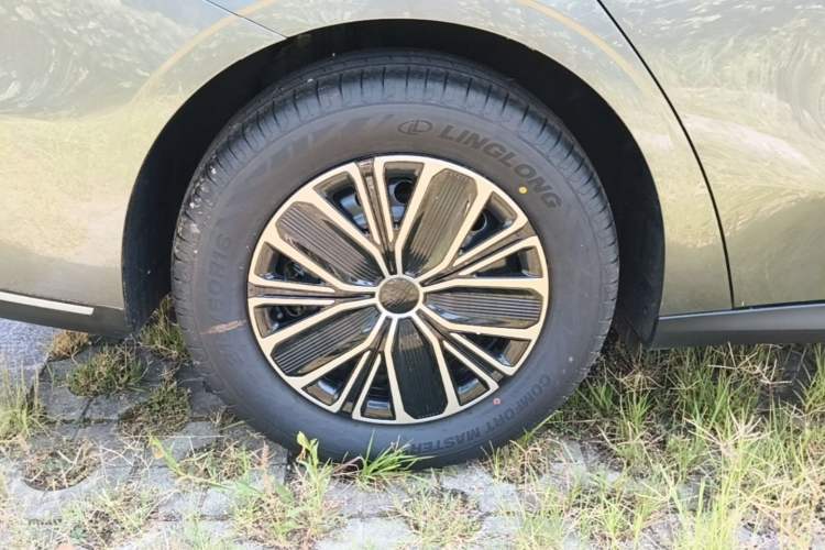 Used Geely Auto Emgrand 2026 Model 5th Generation 1.5L CVT Luxury Edition Right Rear Wheel Hub