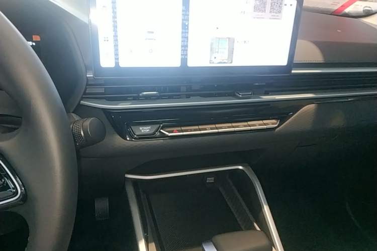 Used Geely Auto Emgrand 2026 Model 4th Generation 4 Millionth Anniversary Edition 1.5L CVT Overdrive Edition Audio And AC Panel