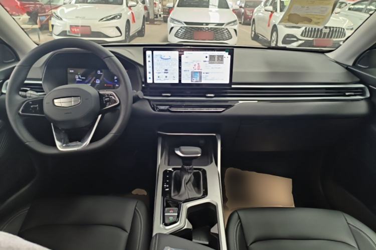 Used Geely Auto Emgrand 2026 Model 4th Generation 4 Millionth Anniversary Edition 1.5L CVT Overdrive Edition Center Console