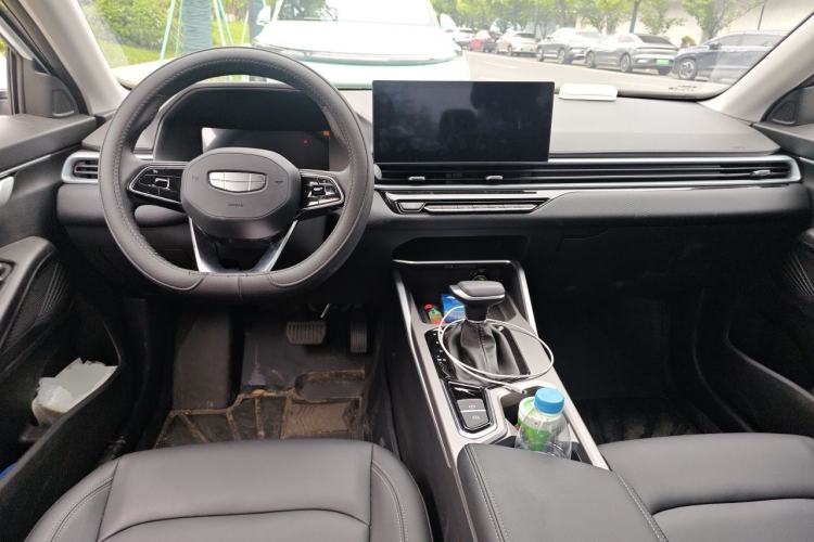 Used Geely Auto Emgrand 2026 Model 4th Generation 4 Millionth Anniversary Edition 1.5L CVT Overdrive Edition Center Console