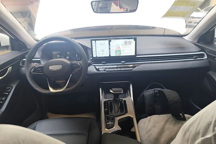 Used Geely Auto Emgrand 2026 Model 4th Generation 4 Millionth Anniversary Edition 1.5L CVT Overdrive Edition Center Console