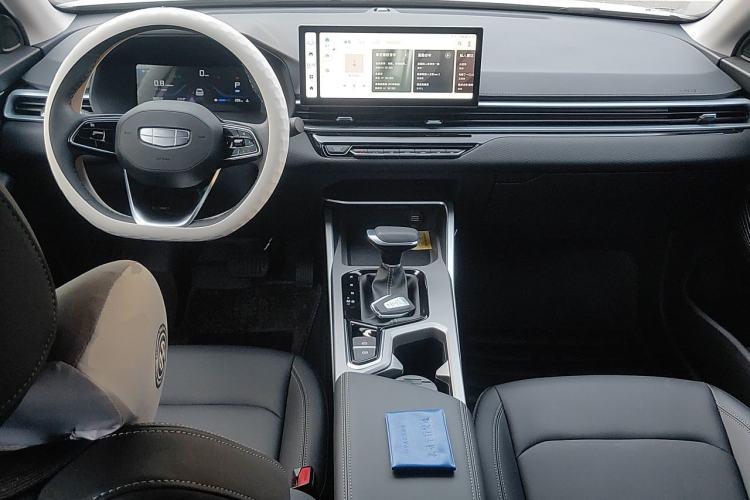 Used Geely Auto Emgrand 2026 Model 4th Generation 4 Millionth Anniversary Edition 1.5L CVT Overdrive Edition Center Console